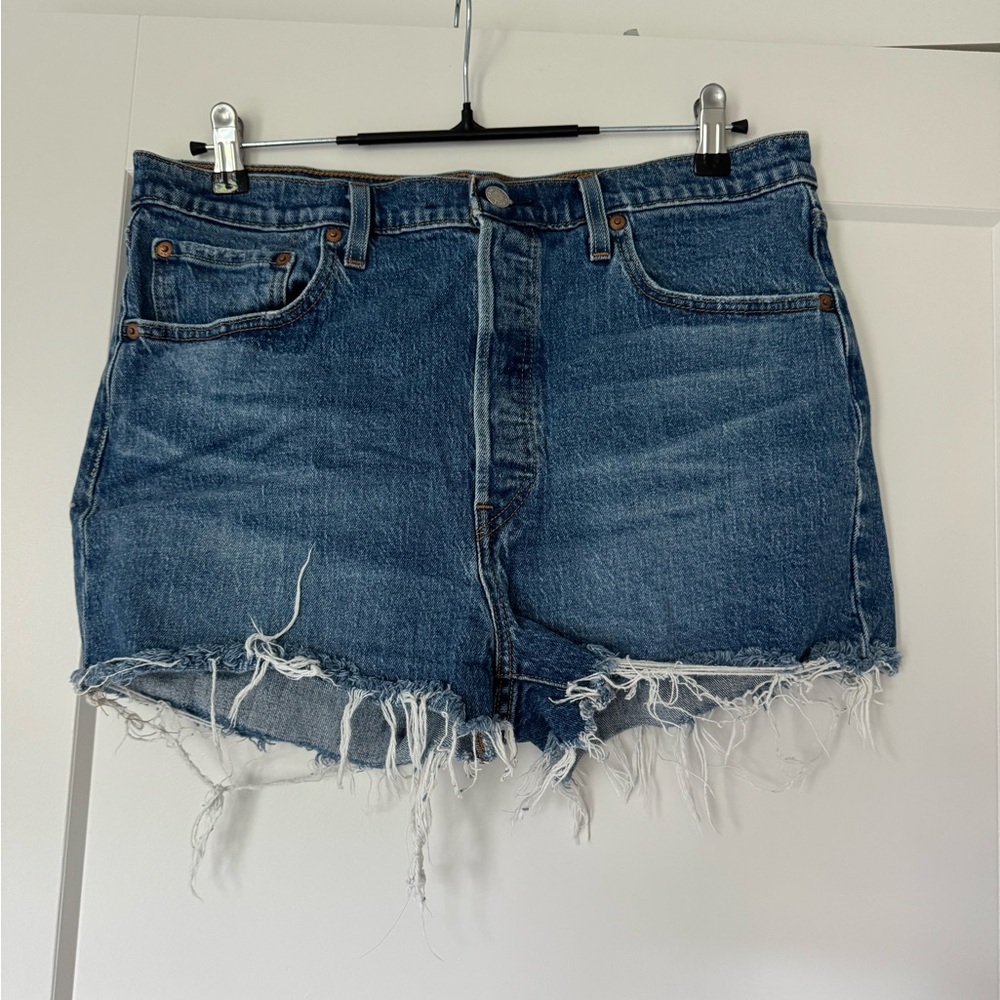 Levi's Classic 501 Blue Denim Shorts Cutoff Button Red Tag Front Size 33